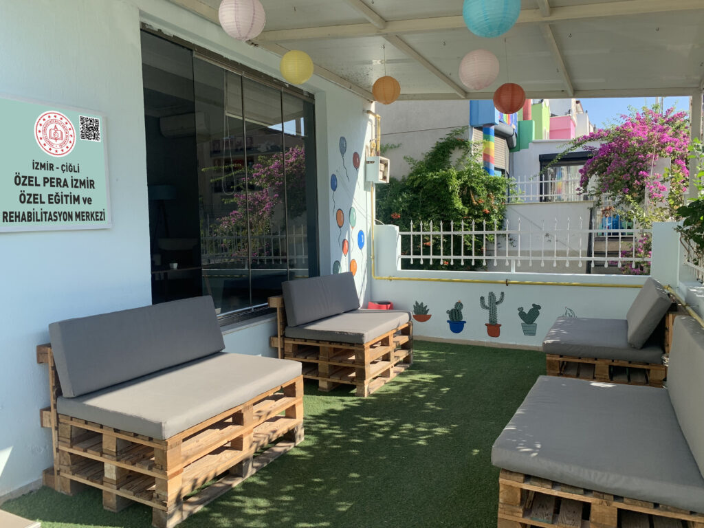 Pera İzmir özel eğitim ve rehabilitasyon merkezi bahçe ve giriş alanı